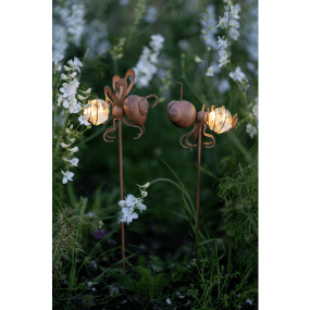 Oxida 2 Kpl Ruoste aurinkokennolamppu valmistajalta Star Trading - Pime&auml;ss&auml; ne valaisevat pienill&auml; l&auml;mpim&auml;n valkoisilla valopisteill&auml;, jotka antavat kevyen hohteen.