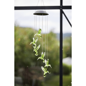 Kolibri Vihreä aurinkokennolamppu valmistajalta Star Trading - Riippuva muotoilu luo eloa ja liikett&auml; ja luo tunnelmallisen tunnelman sek&auml; p&auml;iv&auml;ll&auml; ett&auml; y&ouml;ll&auml;.