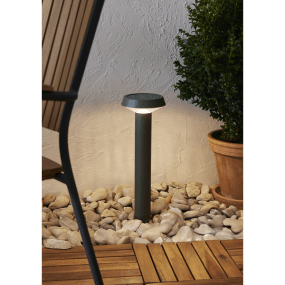 Casa 45cm Vihreä aurinkokennolamppu valmistajalta Star Trading - Aurinkoenergialla toimiva pieni metallipollari, joka on pulverimaalattu himme&auml;n vihre&auml;ksi.