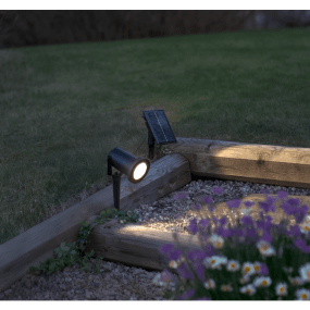 Powerspot Musta aurinkokennolamppu valmistajalta Star Trading - Paneeliosassa itsess&auml;&auml;n on 2 metrin kaapeli kohdevalosta, mink&auml; ansiosta paneeli on helppo sijoittaa suoraan auringonvaloon, mik&auml; on v&auml;ltt&auml;m&auml;t&ouml;nt&auml; akkujen lataamiseksi.