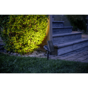 Powerspot Musta aurinkokennolamppu valmistajalta Star Trading - Toiminnallinen aurinkokennolla toimiva kohdevalo, jossa on sek&auml; l&auml;mpim&auml;n valkoista valoa ett&auml; viisi tyylik&auml;st&auml; v&auml;ri&auml;: pinkki, sininen, vihre&auml;, keltainen ja punainen, jotka valitaan painikkeella.