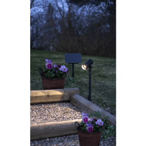 Powerspot Musta aurinkokennolamppu valmistajalta Star Trading - Kohdevalo maapiikkinsä ja paneeliin menevän pitkän johdon ansiosta se on helppo sijoittaa suoraan auringonvaloon, mikä on välttämätöntä akkujen lataamiseksi.