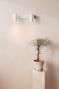 Hubble Valkoinen lukulamppu valmistajalta Globen Lighting - Hubble-seinävalaisin on moderni seinävalaisin, jossa on kaksi putkimaista ja uurrettua metallivarjostinta.