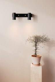 Hubble Musta lukulamppu valmistajalta Globen Lighting - Hubble-seinävalaisin on moderni seinävalaisin, jossa on kaksi putkimaista ja uurrettua metallivarjostinta.