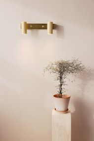 Hubble Harjattu messinki lukulamppu valmistajalta Globen Lighting - Hubble-seinävalaisin on moderni seinävalaisin, jossa on kaksi putkimaista ja uurrettua metallivarjostinta.