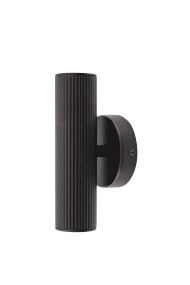 Hubble Musta valmistajalta Globen Lighting - Hubble on tyylik&auml;s musta sein&auml;valaisin, joka levitt&auml;&auml; valoa sek&auml; yl&ouml;s ett&auml; alas ja luo kauniin valonleikin sein&auml;&auml; vasten.