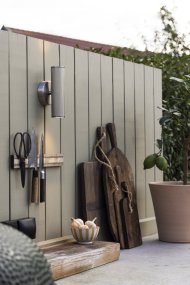 Hubble Harjattu teräs valmistajalta Globen Lighting - Hubble on tyylik&auml;s sein&auml;valaisin, jonka harjattu ter&auml;sviimeistely levitt&auml;&auml; valoa sek&auml; yl&ouml;s ett&auml; alas ja luo kauniin valonleikin sein&auml;&auml; vasten.