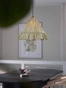 Estrid Ø40 Vihreä kattovalaisin valmistajalta PR Home - Estrid on ihastuttava kattovalaisin, jossa on pehmeä ja koristeellinen muotoilu.