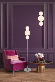 Snowball Ø18 Kromi kattovalaisin valmistajalta Searchlight - Snowball on riippuvalaisin, joka todella erottuu joukosta &ndash; Pyöreiden opaalilasivarjostimien ja ripauksen kromia ansiosta sillä on pehmeä, lähes kosketeltava ilme, jota monilta muilta valaisimilta puuttuu.