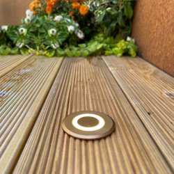 Lynx Pronssi valmistajalta Lightson - Pronssinv&auml;rinen Lynx on kaunis kaikissa ymp&auml;rist&ouml;iss&auml; ja ehk&auml; hieman erityisen n&auml;ytt&auml;v&auml;, jos puutarhassasi on Corten-ter&auml;ksisi&auml; yksityiskohtia.