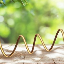 Strip (5m) Valkoinen valmistajalta Lightson - Nauha on varustettu itsekantavalla teipillä ja se sisältää 15 pidikettä ja ruuvia sen kiinnittämiseksi esimerkiksi aitaan tai portaisiin.