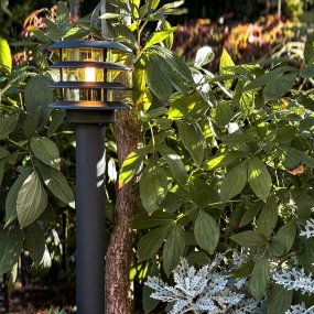 Jupiter Tummanharmaa valmistajalta Lightson - Jupiter on tyylik&auml;s tummanharmaa pollarivalaisin, joka tarjoaa miellytt&auml;v&auml;n ja selke&auml;n opastusvalon k&auml;yt&auml;ville, autotallien ajotieille ja sis&auml;&auml;nk&auml;ynneille.