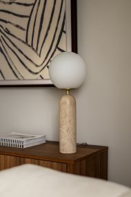 Torrano 53cm Beige travertiini pöytävalaisin valmistajalta Globen Lighting - Kivi on luonnonmateriaali, jonka marmoroinnin väri ja sävyt vaihtelevat ja luovat ainutlaatuisen kuvion jokaiselle kappaleelle.