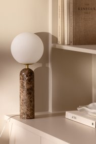 Torrano 53cm Ruskea marmori pöytävalaisin valmistajalta Globen Lighting - Kivi on luonnonmateriaali, jonka marmoroinnin väri ja sävyt vaihtelevat ja luovat ainutlaatuisen kuvion jokaiselle kappaleelle.