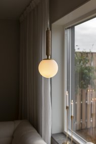 Torrano Ø15 Beige travertiini ikkunavalaisin valmistajalta Globen Lighting - Kivi on luonnonmateriaali, jonka marmoroinnin väri ja sävyt vaihtelevat ja luovat ainutlaatuisen kuvion jokaiselle kappaleelle.