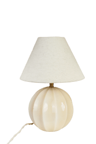 Marit 24cm Beige lampunjalka valmistajalta Strömshaga - Marit on elegantti beigenv&auml;rinen lasijalka, jonka pehme&auml;sti py&ouml;ristetty muoto ja koristeelliset yksityiskohdat antavat sille klassisen ilmeen.