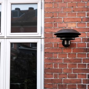 DL20 Musta ulkovalo valmistajalta Dyberg Larsen - Valaisimessa on kolme erikokoista ikonista varjostinta, jotka levittävät maagista valoa, ja se on valmistettu ruostumattomasta teräksestä eleganteilla mattamustilla sävyillä.