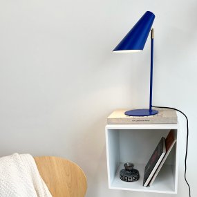 Cale 50cm Tummansininen valmistajalta Dyberg Larsen - Cale-pöytävalaisin on tyylikäs ja moderni valaisin, joka herättää huomion rohkealla värillään; väri ja tyylikäs muotoilu.