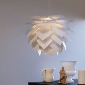 Illumin Ø45 Valkoinen kattovalaisin valmistajalta Dyberg Larsen - Dyberg Larsenin Illumin on tyylikäs ja kestävä valaisin, jossa tanskalainen muotoilu yhdistyy toimivuuteen ja kestävään ajatteluun.