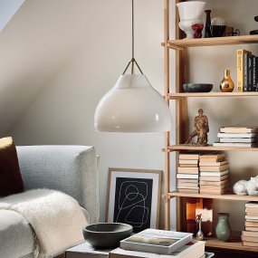 Pyra Ø30 Messinki kattovalaisin valmistajalta Dyberg Larsen - Sen halkaisija on 29 cm ja korkeus 30 cm, ja se sopii niin suuriin kuin pienempiinkin huoneisiin, ja 3 metriä pitkä valkoinen tekstiilikaapeli helpottaa korkeuden säätämistä tarpeen mukaan.