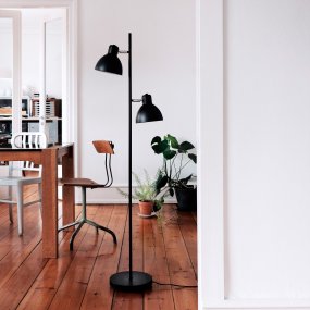 Skagen 2 Musta lattiavalaisin valmistajalta Dyberg Larsen - Valaisimessa on klassinen ja moderni muotoilu, joten se sopii joka paikkaan.