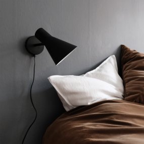 DL12 Musta lukulamppu valmistajalta Dyberg Larsen - Modernin, mattamustan muotoilunsa ja kulmavarjostimensa ansiosta DL12 tarjoaa keskittyneen ja miellyttävän valon, joka on ihanteellinen opiskelussa tai yöpöydän valaisin.