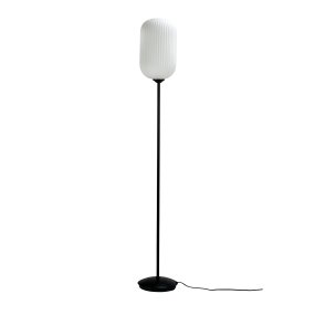 Riflet Musta lattiavalaisin valmistajalta Dyberg Larsen - Dyberg Larsenin Riflet-lattiavalaisimessa on uusi muotoilu ja kauniisti uurrettu opaalilasinen varjostin, joka levittää pehmeää ja miellyttävää valoa.