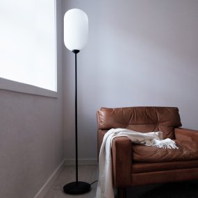 Riflet Musta lattiavalaisin valmistajalta Dyberg Larsen - Dyberg Larsenin Riflet-lattiavalaisimessa on uusi muotoilu ja kauniisti uurrettu opaalilasinen varjostin, joka levittää pehmeää ja miellyttävää valoa.