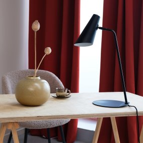 Noa 54cm Musta työpöytävalaisin valmistajalta Dyberg Larsen - Noa on sarja, jossa on tyylikäs ja minimalistinen ilme.