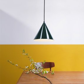 Ron Ø25 Tummanvihreä kattovalaisin valmistajalta Dyberg Larsen - Moderni riippuvalaisin, jossa on yksinkertainen muotoilu ja ripaus retroa.