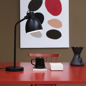 Coast 52cm Musta työpöytävalaisin valmistajalta Dyberg Larsen - Coast on tyylikäs pöytävalaisin minimalistisella ilmeellä.
