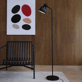 Coast Musta valmistajalta Dyberg Larsen - Coast on tyylikäs lattiavalaisin minimalistisella ilmeellä.