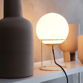 Madrid 34cm Messinki pöytävalaisin valmistajalta Dyberg Larsen - Minimalistinen muotoilu sopii täydellisesti sekä moderniin että klassiseen sisustukseen ja luo pehmeän ja miellyttävän valon, joka levittää huoneeseen lämmintä tunnelmaa.