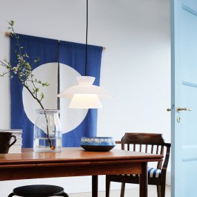 Valby Ø38 Opaali kattovalaisin valmistajalta Dyberg Larsen - Valby opaalikattovalaisin toimitetaan 3 m:n mustalla tekstiilijohdolla, joka antaa mahdollisuuden ripustaa lampun halutulle korkeudelle.