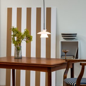 Valby Ø20 Opaali kattovalaisin valmistajalta Dyberg Larsen - Valby opaalikattovalaisin toimitetaan 3 m:n mustalla tekstiilijohdolla, joka antaa mahdollisuuden ripustaa lampun halutulle korkeudelle.