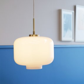 Arp Ø25 Opaali kattovalaisin valmistajalta Dyberg Larsen - ARP-kattovalaisin opaalivalkoisesta lasista on klassinen malli, joka sopii kaikkiin ympäristöihin, niin moderniin kuin klassiseenkin.