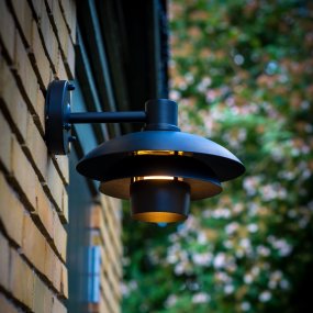 Morph Musta ulkovalo valmistajalta Dyberg Larsen - Morph on paras valinta, kun haluat parantaa ulkoilmaympäristöäsi ensiluokkaisella tanskalaisella muotoilulla.