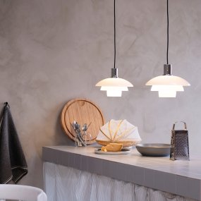 Morph Ø28 Opaali kattovalaisin valmistajalta Dyberg Larsen - Suositun tanskalaissuunnittelijan Frank Kerdilin suunnittelemassa Morph-valaistusmallistossa yhdistyy eleganssi ja toimivuus, mikä tekee siitä ajattoman ja tyylikkään lisän kotiisi.