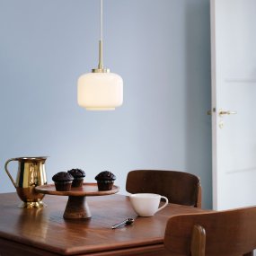 Arp Ø15 Messinki kattovalaisin valmistajalta Dyberg Larsen - Anna kotiisi tyylik&auml;s yhdistelm&auml; modernia ja klassista muotoilua Arp-kattovalaisimella.