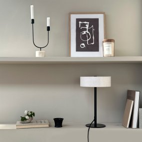 Calix 40cm Musta pöytävalaisin valmistajalta Dyberg Larsen - Ohut, musta metallirunko ja tyylikäs valkoinen lampunvarjostin levittävät miellyttävän ja pehmeän valon huoneeseen.