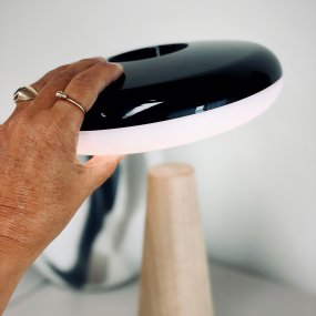 2 Ways 25cm Puu valmistajalta Dyberg Larsen - Dyberg Larsenin ladattava LED-pöytävalaisin 2 Ways on tyylikäs ja monipuolinen valonlähde, jossa yhdistyvät tyyli ja toimivuus kotonasi.