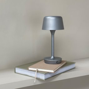 Flow 25cm Hopea Siirrettävä valmistajalta Dyberg Larsen - Se ladataan USB-C-kaapelilla (sovitin ei sisälly toimitukseen), ja se on suojattava kosteudelta; se on IP20-sertifioitu.