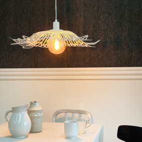 Flora Ø60 Helmen valkoinen kattovalaisin valmistajalta Dyberg Larsen - Finns i tv&aring; eleganta varianter: matt svart, med en industriell fransk k&auml;nsla, och p&auml;rlvitt, som kombinerar romantisk bohemstil med en minimalistisk touch.