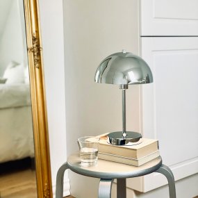 Stockholm 2.0 20cm Kromi Siirrettävä valmistajalta Dyberg Larsen - Den har en praktisk str&ouml;mindikator &ndash; gr&ouml;nt ljus vid full laddning och r&ouml;tt vid l&aring;g batteriniv&aring;.