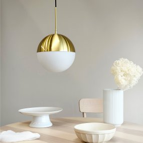 Nova Ø25 Messinki kattovalaisin valmistajalta Dyberg Larsen - Valaisimessa on py&ouml;re&auml; muoto ja kupu, jonka yl&auml;osa on messinki&auml; ja alaosa opaalilasia, mik&auml; antaa pehme&auml;n ja miellytt&auml;v&auml;n valon.