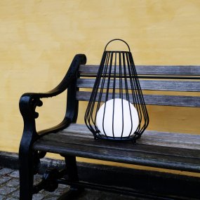 Evesham 48cm Musta Siirrettävä valmistajalta Dyberg Larsen - Den stiliga svarta f&auml;rgen ger ett naturligt och i&ouml;gonfallande inslag i utomhusmilj&ouml;n och bidrar till en inbjudande atmosf&auml;r p&aring; kv&auml;llen.