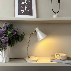 Sleep 43cm Kiiltävä valkoinen työpöytävalaisin valmistajalta Dyberg Larsen - T&auml;m&auml; p&ouml;yt&auml;valaisin yhdist&auml;&auml; yksinkertaiset linjat ja toiminnot rauhoittavan ja miellytt&auml;v&auml;n valon luomiseksi ymp&auml;rist&ouml;&ouml;si.