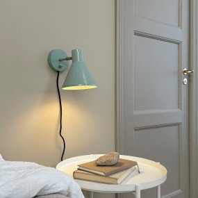 Sleep Kiiltävä minttu lukulamppu valmistajalta Dyberg Larsen - Retromuotoilunsa ja toiminnallisuutensa ansiosta se lis&auml;&auml; hienovaraista eleganssia mihin tahansa huoneeseen.