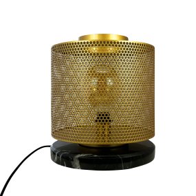 Nantes 35cm Messinki pöytävalaisin valmistajalta Dyberg Larsen - Valaisimessa on kaunis kuusikulmainen messinkileikkaus ja musta marmoripohja, joka antaa erityistä kiiltoa ja tekee siitä katseenvangitsijan.