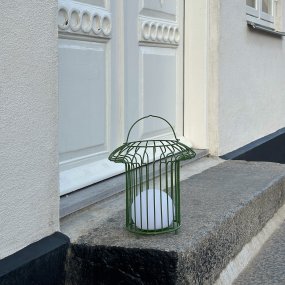 Basket 32cm Vihreä valmistajalta Dyberg Larsen - &nbsp; Lyktan laddas enkelt med medf&ouml;ljande USB-kabel, vilket g&ouml;r att du kan njuta av dess vackra ljus &aring;ret om (adapter ing&aring;r ej).